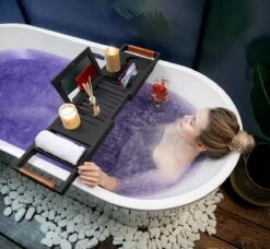 RelaxTub® Badplank - Badplank Voor In Bad - Badrek - Verstelbaar - Anti Slip - Badplank Zwart - Badplank Hout - Badrekje Inclusief Boekenhouder, Tablethouder & Spiegel -Badkamerartikelen Winkel 1200x1106