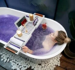 RelaxTub® Badplank - Badplank Voor In Bad - Badrek - Verstelbaar - Anti Slip - Badplank Wit - Badplank Hout - Badrekje Inclusief Boekenhouder, Tablethouder & Spiegel -Badkamerartikelen Winkel 1200x1117 1