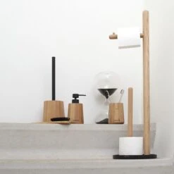 Sealskin Earth - Toiletborstel Met Houder Vrijstaand - Eiken -Badkamerartikelen Winkel 1200x1200 409