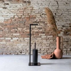 Sealskin Tube - Toiletbutler - Toiletrolhouder - Toiletborstel Met Houder - Vrijstaand - Zwart -Badkamerartikelen Winkel 1200x1200 458