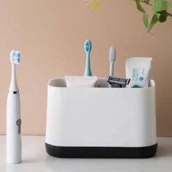 Merkloos Tandenborstelhouder Vrijstaand - Badkamer Organizer Met Lekbak - Badkamer Accessoires - 6 Sorteervakken - Tandenborstel - Wit Met Zwart -Badkamerartikelen Winkel 1200x1200 611