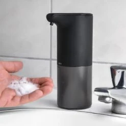 MikaMax Automatische Zeepdispenser - Zeeppompje - Oplaadbaar - Foam Technologie - Infrarood Sensor - Mat Zwart - 350ml 11 MikaMax Automatische Zeepdispenser - Zeeppompje - Oplaadbaar - Foam Technologie - Infrarood Sensor - Mat Zwart - 350ml -Badkamerartikelen Winkel 1200x1200 743