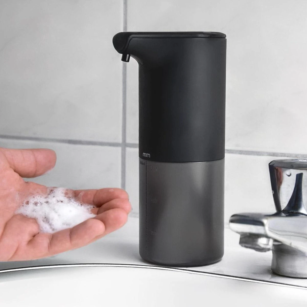 MikaMax Automatische Zeepdispenser - Zeeppompje - Oplaadbaar - Foam Technologie - Infrarood Sensor - Mat Zwart - 350ml 6 MikaMax Automatische Zeepdispenser - Zeeppompje - Oplaadbaar - Foam Technologie - Infrarood Sensor - Mat Zwart - 350ml - Afbeelding 6