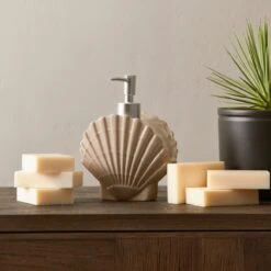 Riviera Maison Zeeppompje, Zeepdispenser Schelp - RM Beach Shell Soap Dispenser - Wit - Keramiek - 450 ML -Badkamerartikelen Winkel 1200x1200 776
