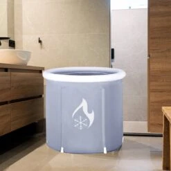 Zitbad Voor Volwassenen - Bath Bucket - Ijsbad - Ice Bath - Inklapbaar Bad - Wim Hof Methode - Opblaasbaarbad - Inclusief Voetpomp - Inclusief Ingebouwd Zitkussen - Grijs -Badkamerartikelen Winkel 1200x1200 816