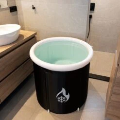 Opvouwbaar Zitbad Voor Volwassenen - Bath Bucket - Ijsbad - Inklapbaar Bad - Zwart - Opblaasbad - Inclusief Voetpomp - Inclusief Ingebouwd Zitkussen 13 Opvouwbaar Zitbad Voor Volwassenen - Bath Bucket - Ijsbad - Inklapbaar Bad - Zwart - Opblaasbad - Inclusief Voetpomp - Inclusief Ingebouwd Zitkussen -Badkamerartikelen Winkel 1200x1200 921
