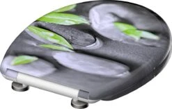 SCHÜTTE WC-Bril 82374 STONE - Duroplast - Soft Close - Afklikbaar - RVS-Scharnieren - Decor - 3-zijdige Print -Badkamerartikelen Winkel 1200x761 3