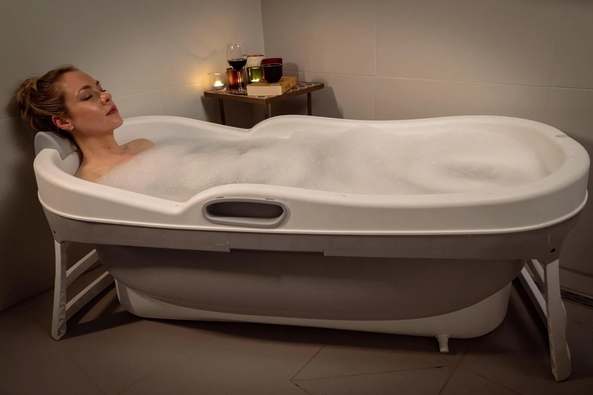 HelloBath Opvouwbaar Zitbad - Bath Bucket - 148cm - 220L - Extra Lang - Incl. Badkussen & Opberghoes 7 HelloBath Opvouwbaar Zitbad - Bath Bucket - 148cm - 220L - Extra Lang - Incl. Badkussen & Opberghoes - Afbeelding 7