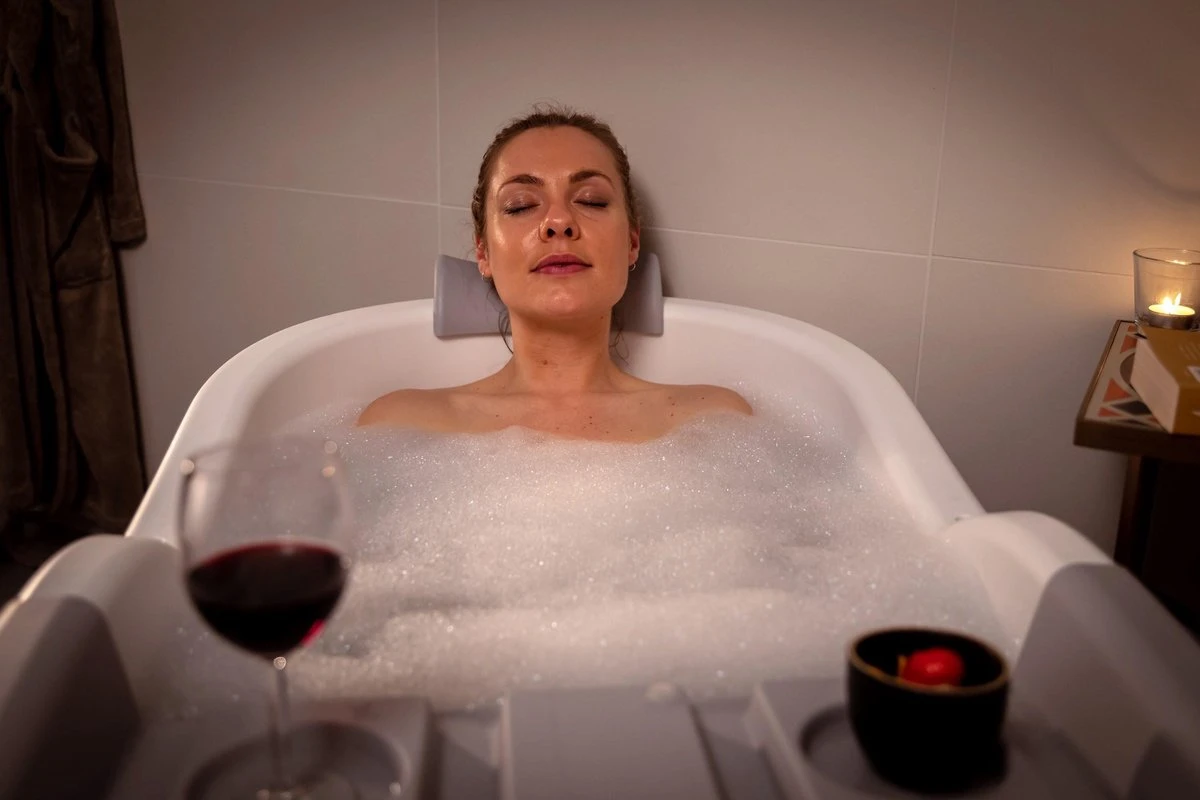 HelloBath Opvouwbaar Zitbad - Bath Bucket - 148cm - 220L - Extra Lang - Incl. Badkussen & Opberghoes 12 HelloBath Opvouwbaar Zitbad - Bath Bucket - 148cm - 220L - Extra Lang - Incl. Badkussen & Opberghoes - Afbeelding 12