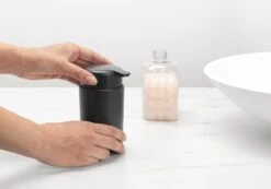Brabantia ReNew Zeepdispenser - 250 Ml - Dark Grey -Badkamerartikelen Winkel 1200x841
