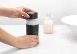 Brabantia ReNew Zeepdispenser - 250 Ml - Dark Grey -Badkamerartikelen Winkel 1200x848