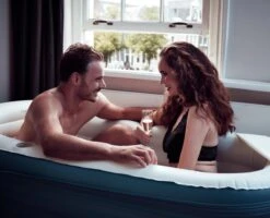 Tubble® Royale Opblaasbaar Ligbad - Blue Lagoon – Opvouwbaar Bad Voor Volwassenen Tot 188cm - IJsbad Wim Hof Methode - Zitbad - 255L -Badkamerartikelen Winkel 1200x972 1