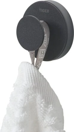 Tiger Urban - Handdoekhaak - 2 Stuks - Zwart - ø 5 Cm - Inclusief 4 Decorringen - Zelfklevend -Badkamerartikelen Winkel 682x1200