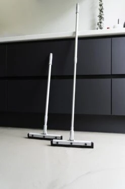 Chaton® Vloertrekker Lang Met Ophangsysteem - Afdraaibare Wisser - Douchewisser - Trekker Douche - Vloerwisser - Uitschuifbaar 70cm Tot 125cm -Badkamerartikelen Winkel 800x1200 6