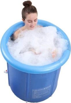 OpblaasbaarDirect | Opblaasbaar Bad - 1 Persoons Balkonbad - IJsbad / Tub Met Afvoerslang En Opblaasbare Rand - Met Comfortable Zitting - 75x80cm - Ijschallenge -Badkamerartikelen Winkel 835x1200 1