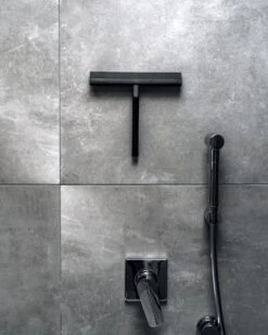 Douchewisser Zwart Met Magneetstrip - Badkamer Accessoires - Raamwisser - Trekker Douche - Silicone - 21cm X 20cm -Badkamerartikelen Winkel 960x1200 3